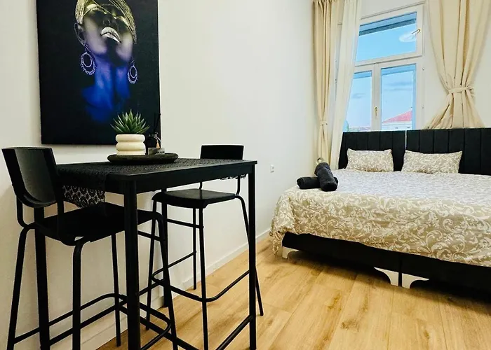 Elegant 4br Apt, Prime Location Near Westbahnhof Apartmán Vídeň