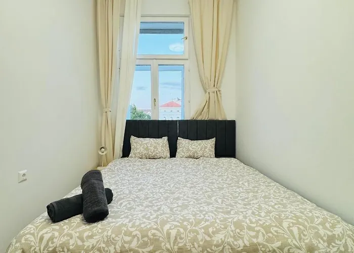 Elegant 4br Apt, Prime Location Near Westbahnhof Apartmán Vídeň