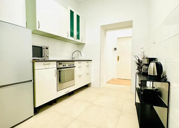 Elegant 4br Apt, Prime Location Near Westbahnhof Apartmán