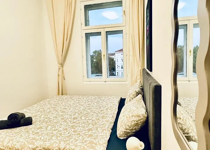 Elegant 4br Apt, Prime Location Near Westbahnhof Apartmán