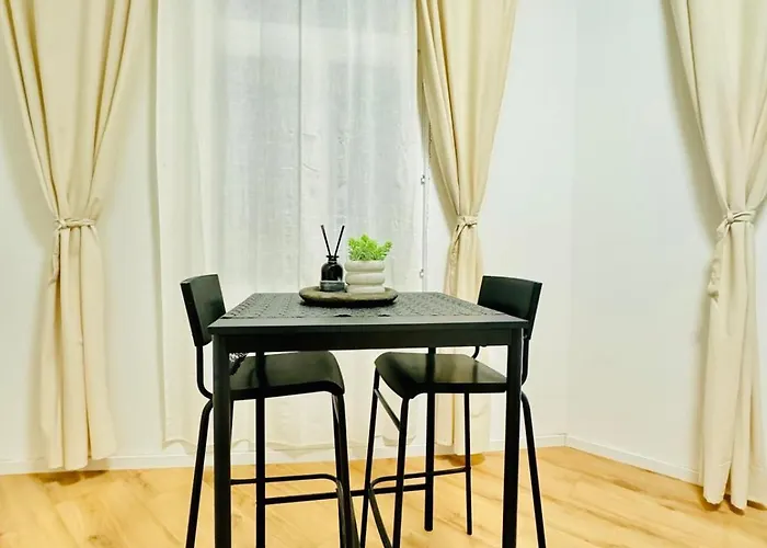 Elegant 4br Apt, Prime Location Near Westbahnhof Apartmán