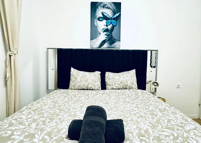 Elegant 4br Apt, Prime Location Near Westbahnhof Apartmán