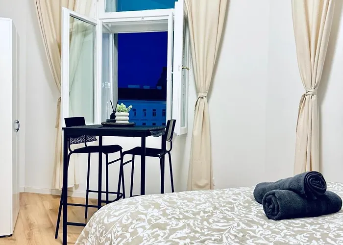 Elegant 4br Apt, Prime Location Near Westbahnhof Apartmán