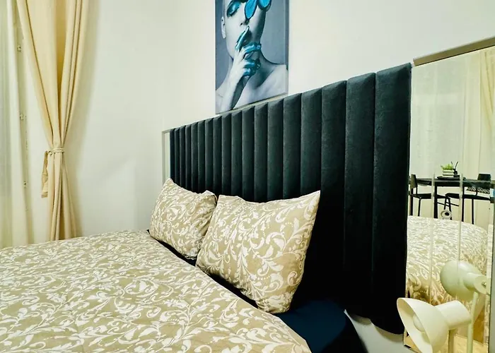 Elegant 4br Apt, Prime Location Near Westbahnhof Apartmán