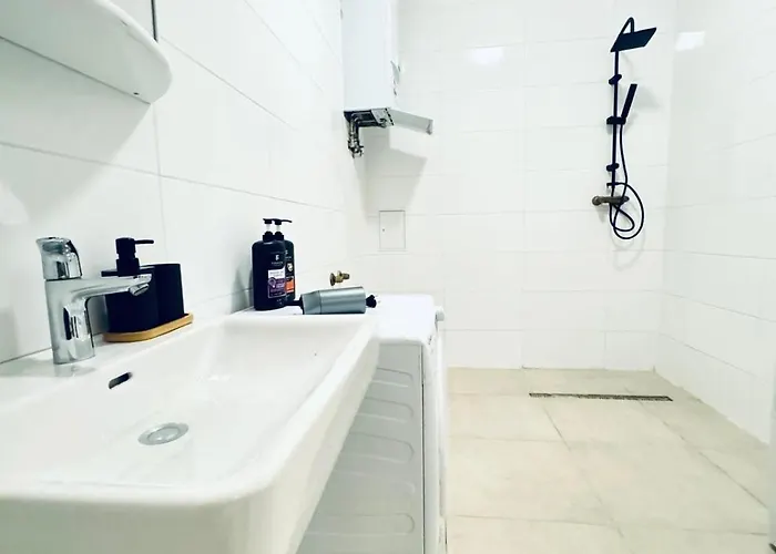 Elegant 4br Apt, Prime Location Near Westbahnhof Apartmán